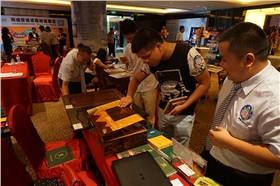 漆強化工為參展客戶講解產品.jpg
