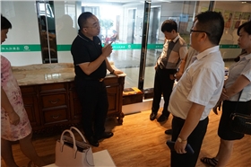 李江會(huì)長對(duì)漆強(qiáng)化工的企業(yè)文化、產(chǎn)品品質(zhì)確認(rèn).jpg