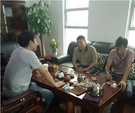 漆強化工業(yè)務蘇經(jīng)理(左)與江西南康客戶(右).jpg