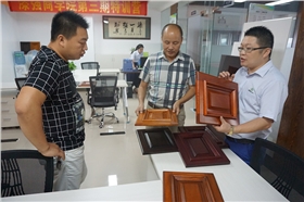 李會長和周理事被漆強水性漆所做的產(chǎn)品效果所吸引.jpg