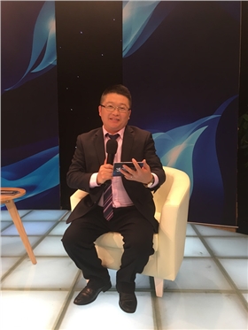漆強(qiáng)化工總經(jīng)理張文在牛商論道直播現(xiàn)場.jpg