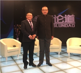 漆強(qiáng)總經(jīng)理：張文(左)和央視主持人：朱軼(右)合影.png