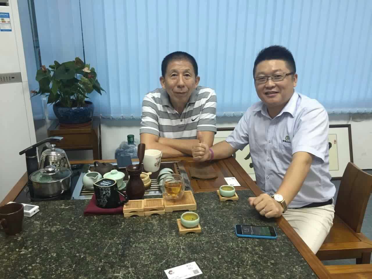 智韜首席顧問施青林先生（左）和漆強化工總經(jīng)理張文（右）.jpg