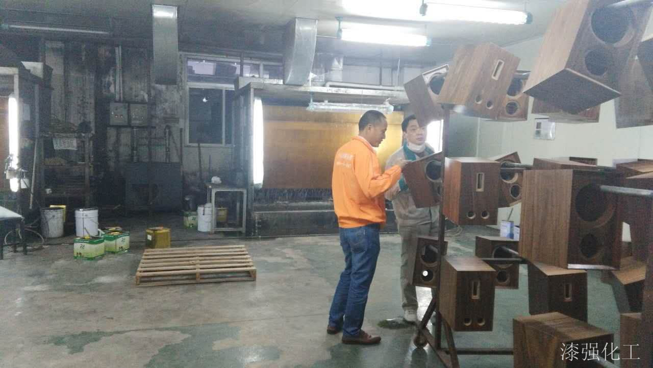 漆強漆業(yè)務經(jīng)理了解客戶用油情況.jpg