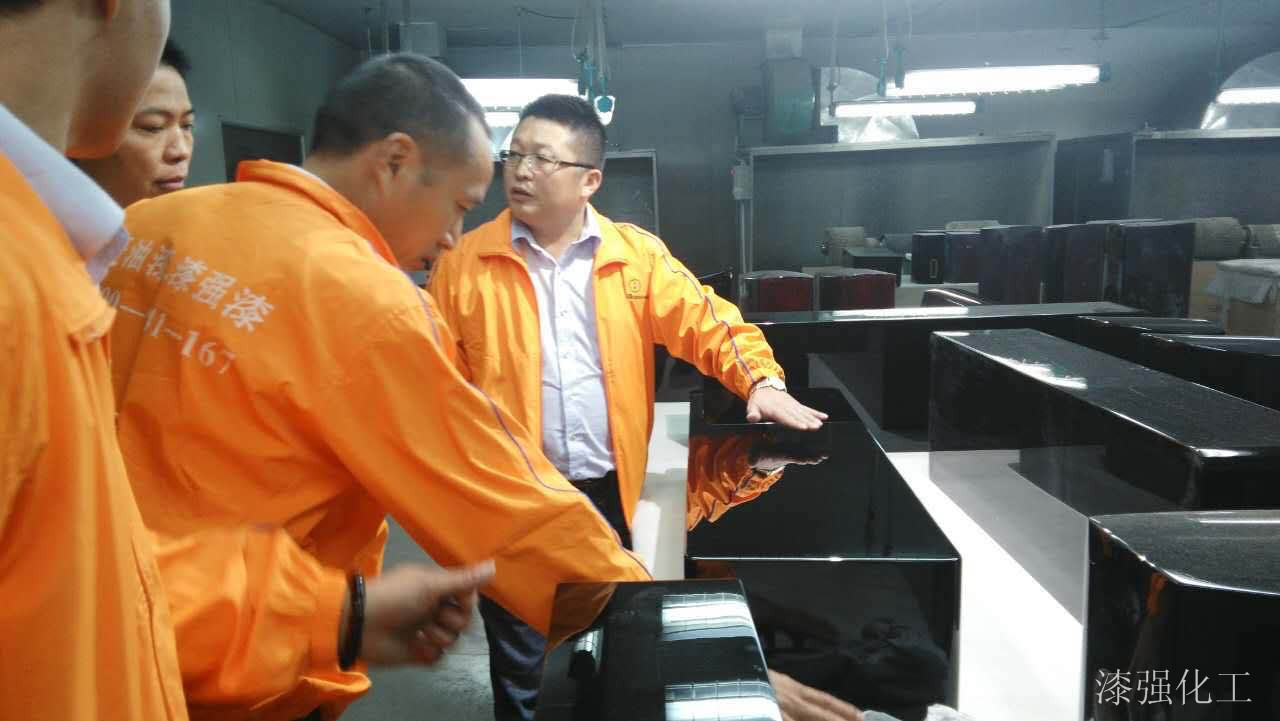 漆強化工總經(jīng)理現(xiàn)場提供涂裝技術(shù)指導.jpg