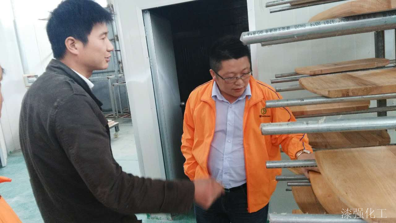 漆強總經(jīng)理張文了解家具廠情況.jpg