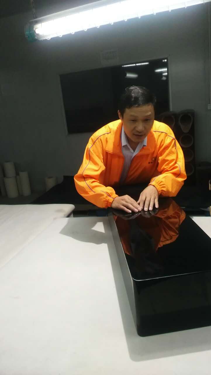 漆強漆售后正在檢驗噴板結(jié)果.jpg