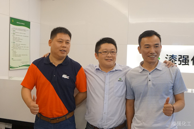漆強(qiáng)總經(jīng)理張文與富麗圖束總合影（水?。?jpg