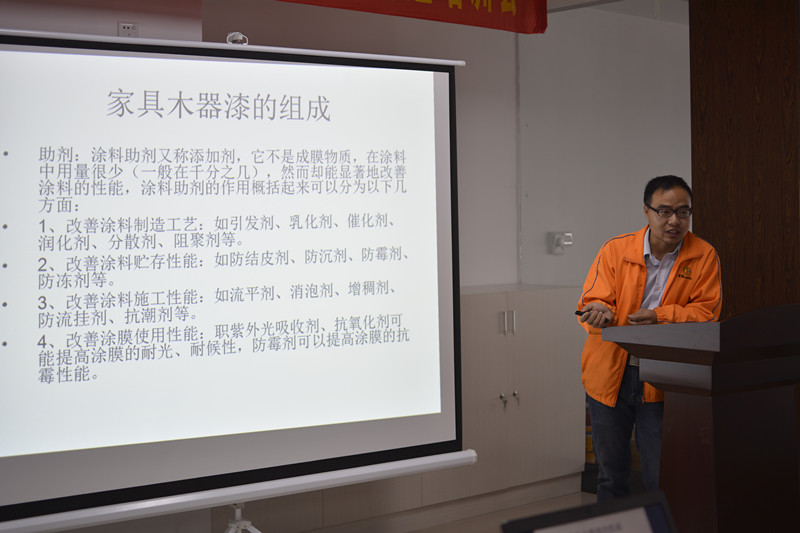 王勝七（王工）給漆強(qiáng)員工授課的部分場(chǎng)面1.JPG