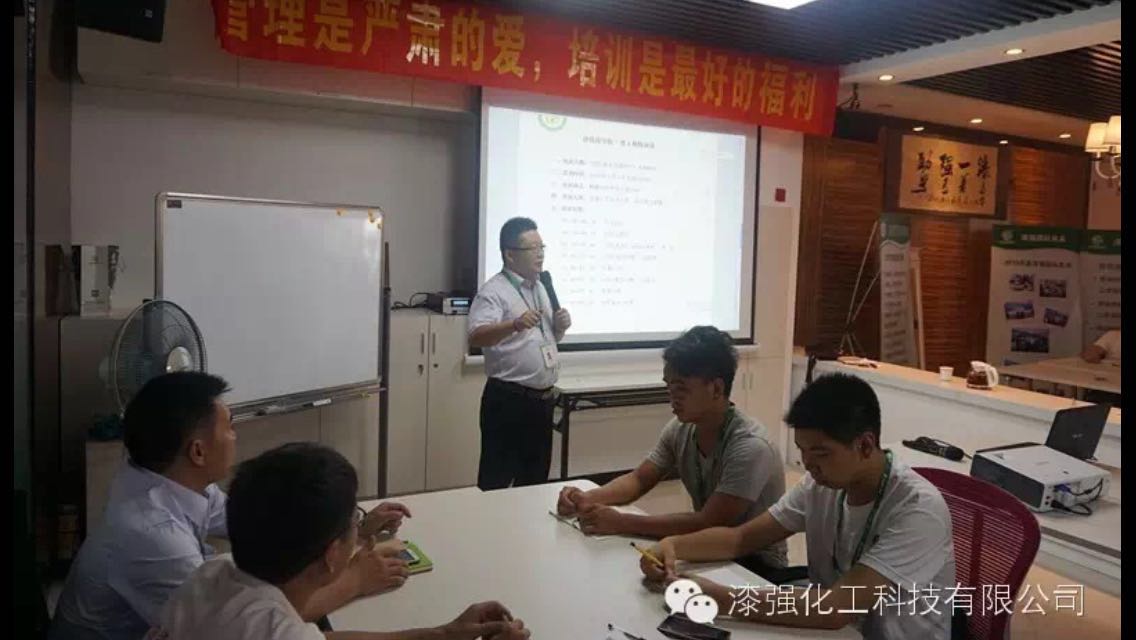商學(xué)院院長(zhǎng)張文以漆強(qiáng)化工《目標(biāo)與未來(lái)》做開(kāi)場(chǎng)白.jpg