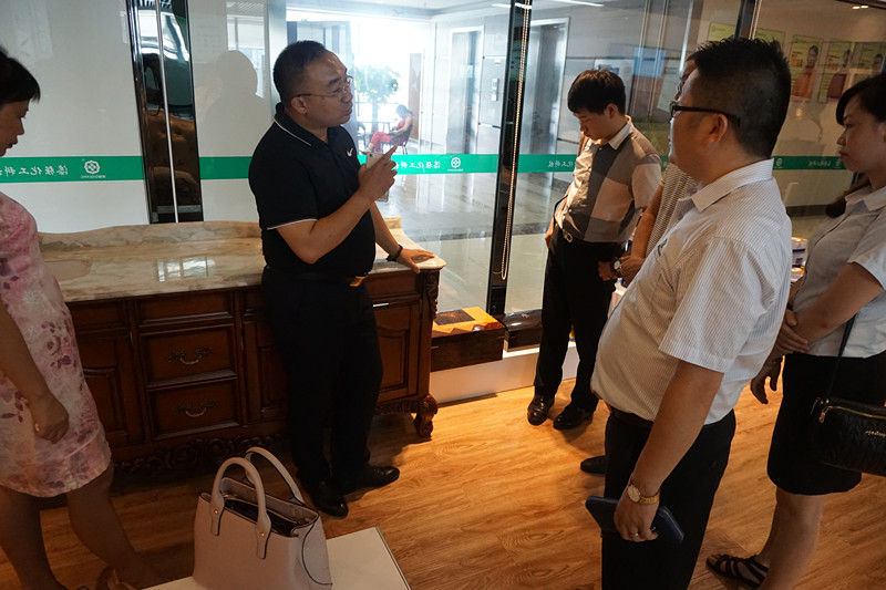 李江會(huì)長(zhǎng)對(duì)漆強(qiáng)化工的企業(yè)文化、產(chǎn)品品質(zhì)確認(rèn).jpg
