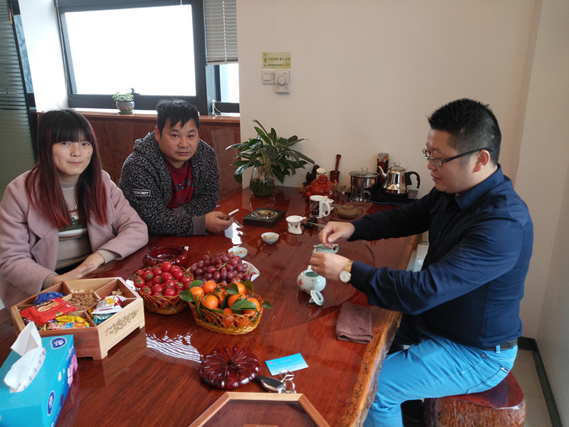 福建泉州陳總（左一）、曾總（左二）和漆強(qiáng)化工總經(jīng)理張文（右一）.jpg